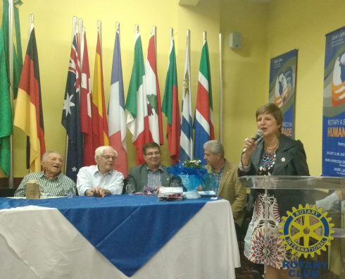 Jonas Bontempo, Assir Gouveia, Milton Prudente, Manoel Lopes e, ao microfone, Maria Célia Lopes na homenagem do Dia dos Pais.